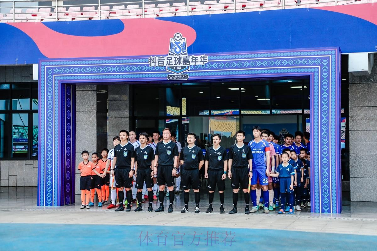 足球少年球技展演 体博会足协展台精彩继续