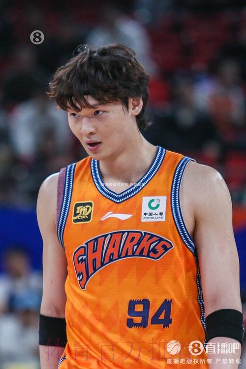 古德温突破妙传 王哲林双手暴扣得手 古德温突破妙传 王哲林双手暴扣得手